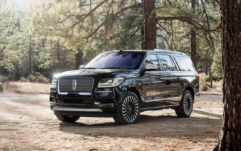 Comparison Lincoln Navigator Black Label 2018 Vs Gmc